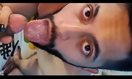 Sisanje Fabian Madrid's ukusno neobrezan kurac dok on svrši i ispuni usta