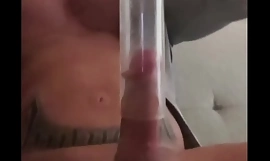 Подросток парень доит сперму из своего члена пылесосом 7 раз