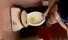 Gay twink molesztált Kirakodás A WC tálban