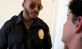 طرفة عين تلميذ ديلان هايز مارس الجنس بواسطة قطعة كبيرة أسود شرطي ديلون دياز