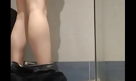 Pasivojovenmadryt moviendo el culo pl baño haciendo twerk se toca wideo corto