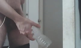 18yo 业余 str8 dude peeing in bottle with roommates home!