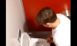 Spioneren man aftrekken uit in openbaar toilet