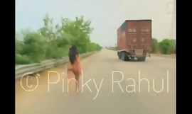Pinky Naken vågar oppå indiska motorvägar