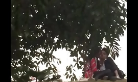 India follar película edad legal adolescente novio chupar teta en estacionamiento