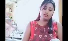 Swathi naidu genießen während kochen mit ihrem Freund
