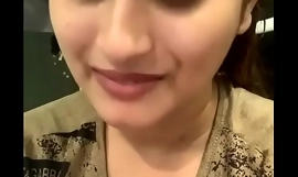 Desi Girl Tallking on Live Cam shows große tits und tief ausschnitt