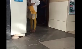 indiai ápolónő szexi szoros leggings rejtett bütyök kórházban