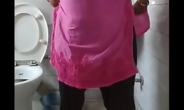 Indiano bhabi urinando no banheiro
