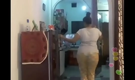 Hot Desi Indian Bhabi Shaking her sexi ass andboobs on bigo live ... 1