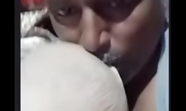 Desi Indian old age tío suck his old age indian get hitched senos en videollamada en Azar aplicación