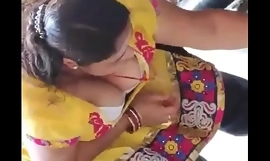 Pembantu rumah India terhangat payudara besar belahan