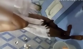 India remaja pria tertangkap mandi tersembunyi telugu
