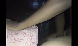 Indiano adolescente menino porra travesseiro