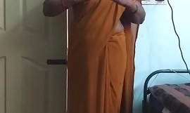 desi indisch geil tamil telugu kannada malayalam hindi groot wit chef vrouw dragen sari vanitha tonen grote boezem en haarloos poesje pers hard boezem pers knagen schrapen poesje masturbatie
