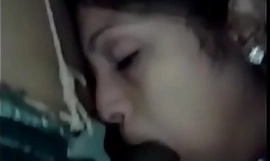 Sininen saree tytär kiristetty pakotettu riippaamaan, rypitetty, häiritty vanha iso desi chudai bollywood hindi seksi video POV intialainen