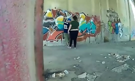 Rapero esta pintando una pared y aparece una prostituta para comerle la polla gui088