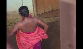 Desi làng bỏng bhabhi khỏa thân không bị nhiễm hiển thị bị bắt vĩnh viễn bởi trong chum xung quanh với khó chịu khu phố của livecam
