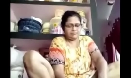 Reife desi Bhabi pussy peep