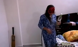 desi bhabhi Shilpa nauttii vittuun käänteisestä lehmän tyttö tyyli kiristämällä one's vyö