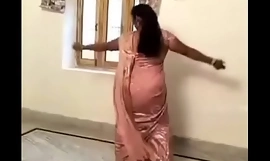 Sexy Hot Aunty doing Desi Mujra