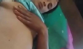 Непальский сексуальная девушка показывает свои сиськи и киску