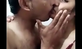 Sexy indienne étendue sexe dans salle de bain