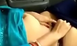 Wanita menikmati dalam mobil seks