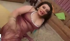 Hot bahbhi dance with big pain in the ness moti gand sexy dance india