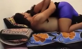 Indiai tini kemény szex hálószobában