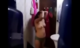Ινδός έφηβος γυμνός περίπου ντους πιασμένος από απωθητικό αγνοεί κάμερα ( MM )