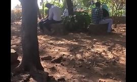 Мумбаи горячая тинка пара дрочит в парке