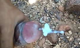 Videoclipul de mastrubare în câmp deschis