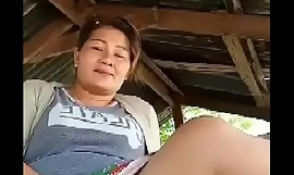 Tailandés tía reluciente al aire libre