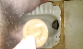 Мастурбировать используя презерватив в грязном общественном туалете