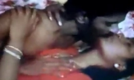 pareja recién casados follando en una película tamil