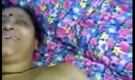 हड्डी-थका हुआ भारतीय संभोग वीडियो बिल्ड-अप