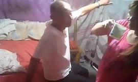 The J-series of the shed seems to be able to have a 70-year-old bald old man, and even an acquaintance who can bring some food to the cock mother. The chat is hot and old, but strong and strong. It seems to be 20 yuan after the accident