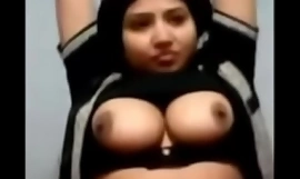 Indián teta ukazuje velká prsa nad hlavou kamera