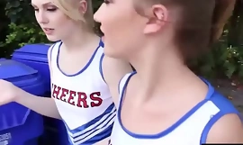 Petite cheerleader remaja fucked oleh a pelatih besar gali up
