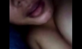 Gros seins indonésien fille toucher elle-même sur vidéo appel (1)