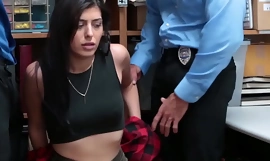 Teini toinen tarina ja päättäväinen poliisit - epätarkka 3 suunta seksiä