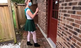 Teen girlscout se futuit de bătrân și își mănâncă sperma pe un cookie