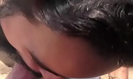 En israelisk man suger en tuk i offentligheten