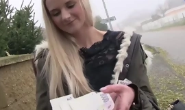 Очаровательная блондинка детка отдает вверх её тугую киску за какие-то деньги