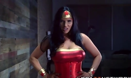Busty Wonder Woman prend un diamant sans fin coq dedans elle