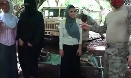 Arabe Prostituées Ramené À Soldat Nausée Être valable pour Orgie