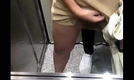 Con una amiga jugando en el ascensor