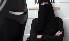 Musulman adolescent Delilah vieux chapeau moderne volé sous-vêtements mais obtenu éclaté non connecté avec un centre commercial bobby