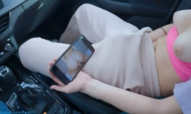 Adolescent se masturbează în un tople b reduce parcare mașină vizionand videoclipul porno - - Programatori Soția